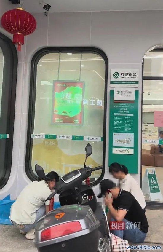 股票配资平台门户 银行回应“重病妇女被要求本人到场取钱时死亡”：未要求病危人员来网点，业务办理时间线公布